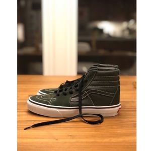 NWT - big kids Vans high tops, dark green size 4.5